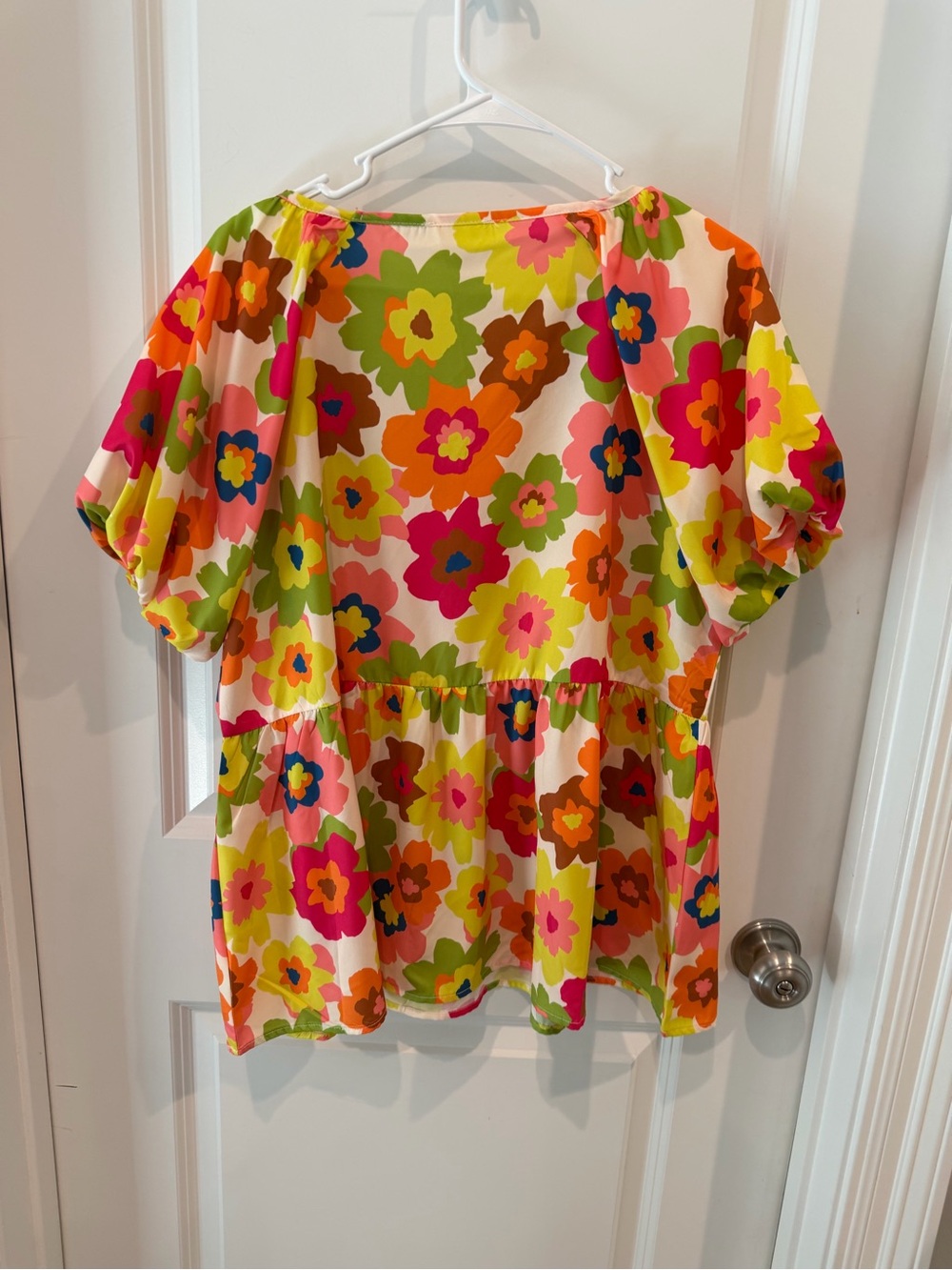 BiBi Bright Floral V-Neck Top Size Large - Picture 10 of 14